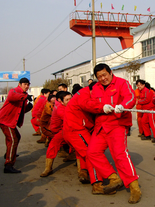 也发一组单位拔河比赛实拍