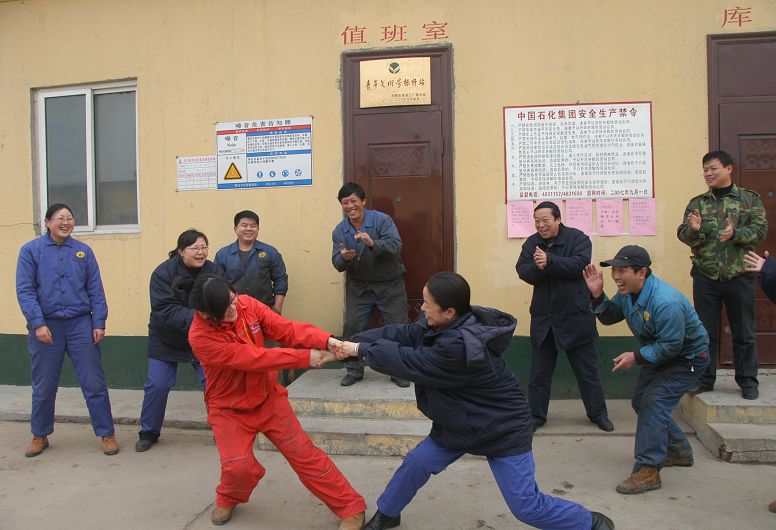 也上一张基层小站两人拔河比赛