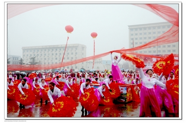 油城社火增进节的氛围