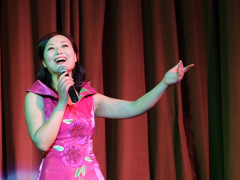 观看59届塞拉利昂小姐冠军玛丽娅来濮演出