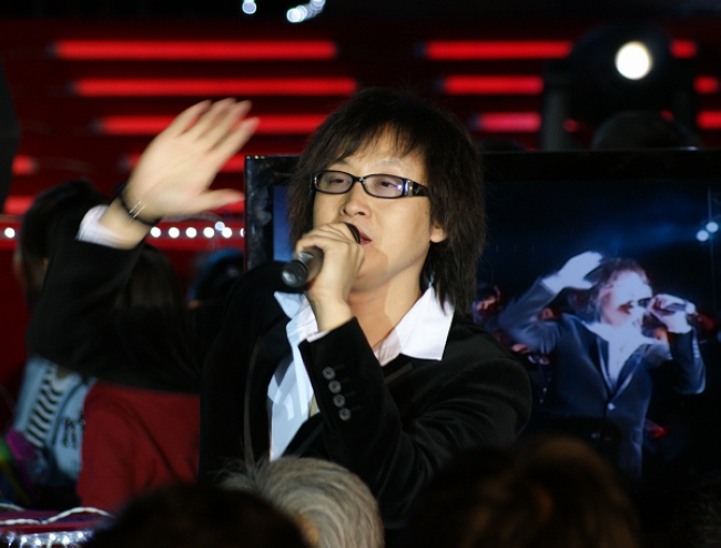 音乐人谢军在采油一厂建厂30周年晚会上[原创]