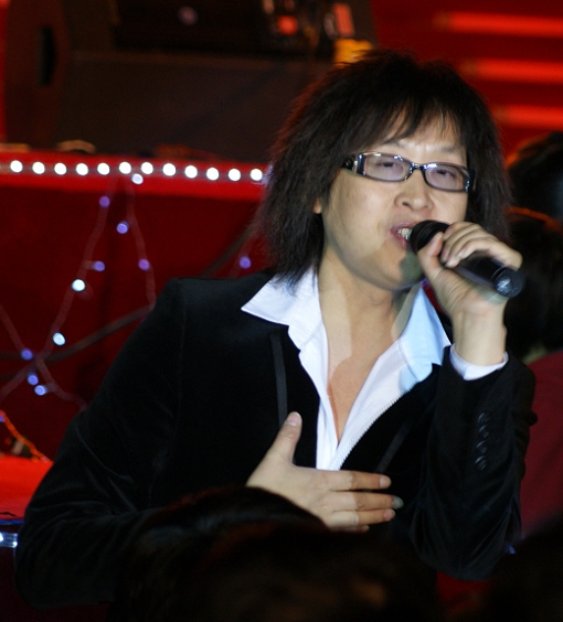音乐人谢军在采油一厂建厂30周年晚会上[原创]