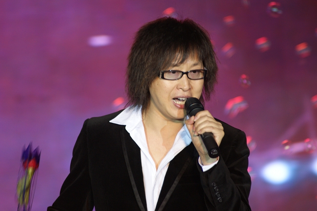 音乐人谢军在采油一厂建厂30周年晚会上[原创]