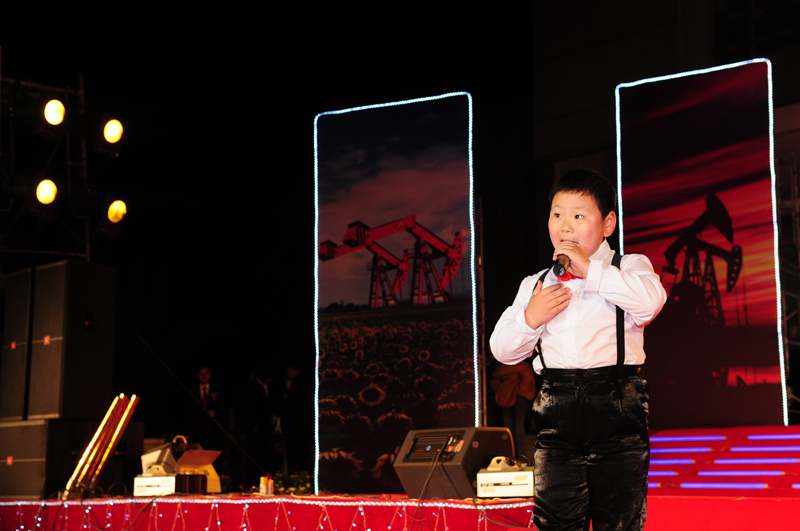 音乐人谢军在采油一厂建厂30周年晚会上[原创]