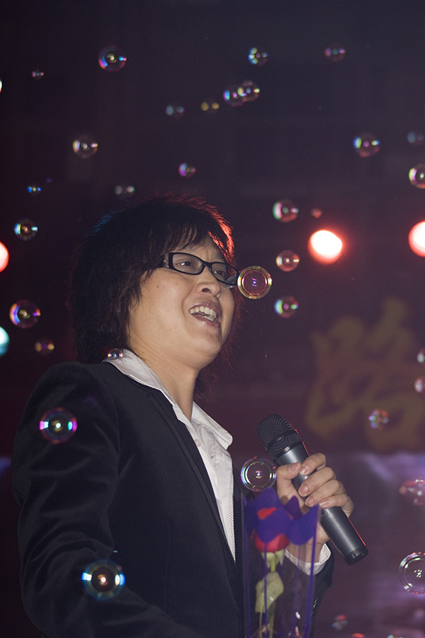 音乐人谢军在采油一厂建厂30周年晚会上[原创]