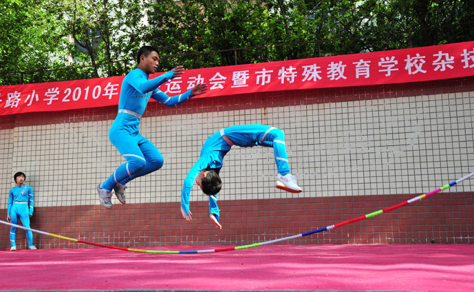 记聋哑儿童杂技表演