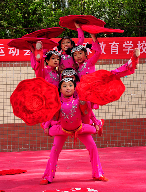 记聋哑儿童杂技表演