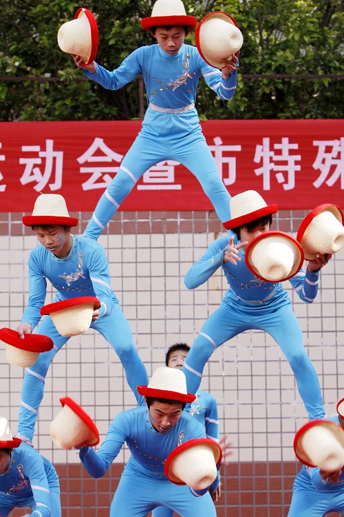 记聋哑儿童杂技表演