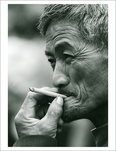 九江。吸烟的老汉