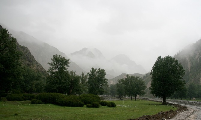 烟雨朦朦看天山