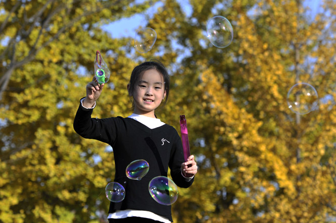 吹泡泡的舞蹈小学员