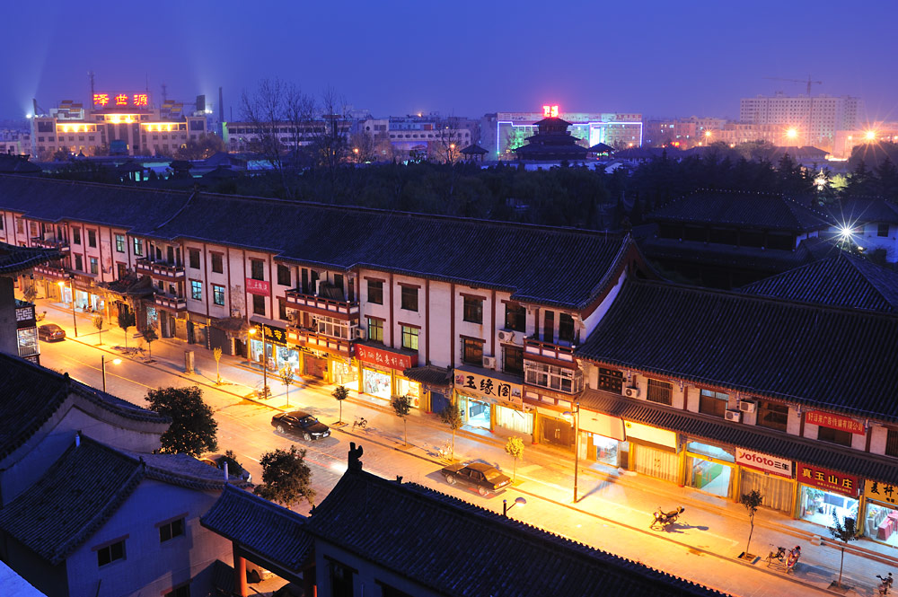 没钱外出旅游了，隔着俺家窗户上拍了两张照片
