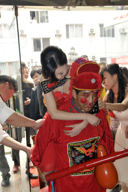 陕南婚俗：公公背媳妇