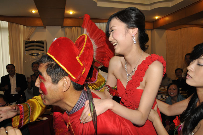 陕南婚俗：公公背媳妇