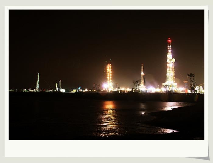 井场夜色