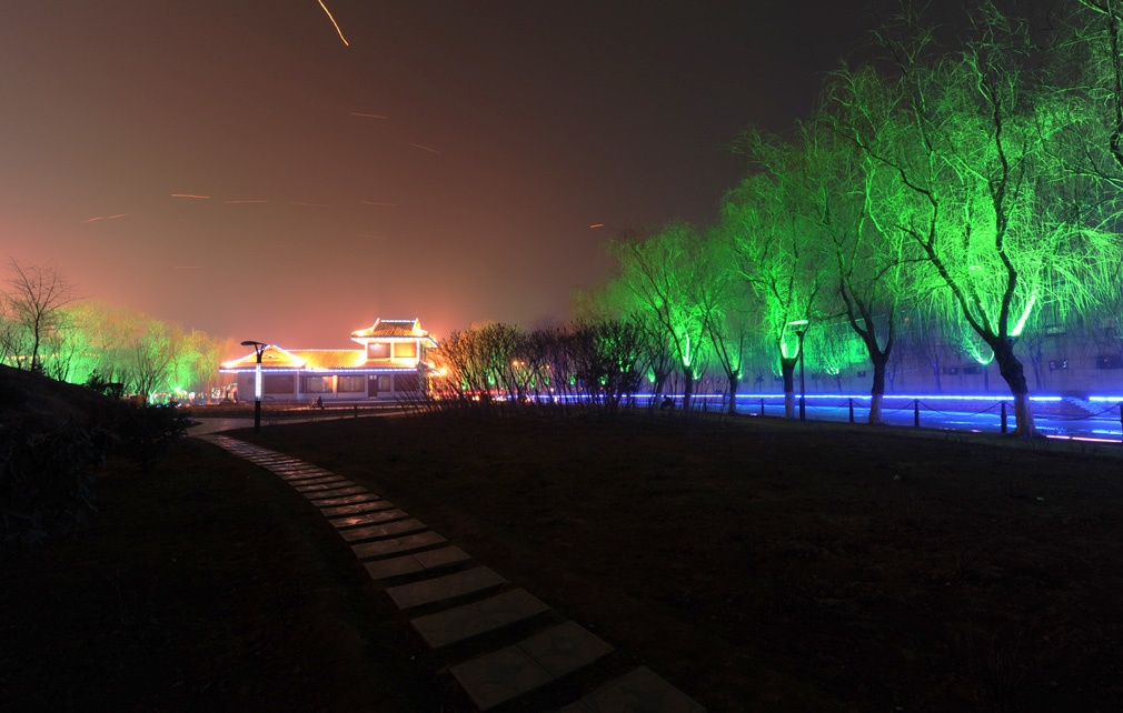 油城夜景无限美，正逢元宵佳节时
