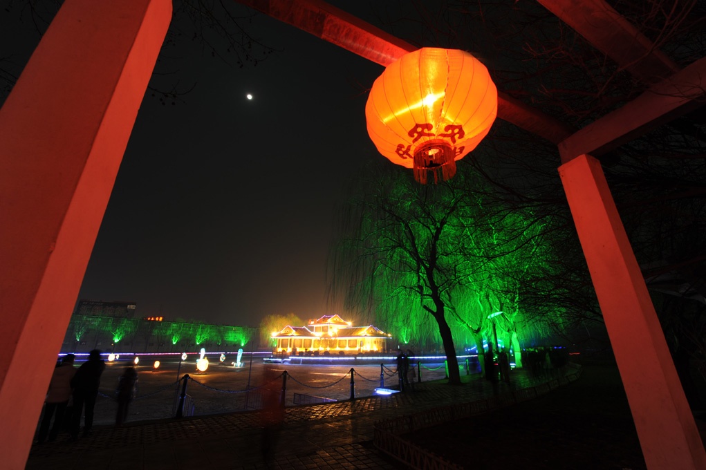 油城夜景无限美，正逢元宵佳节时