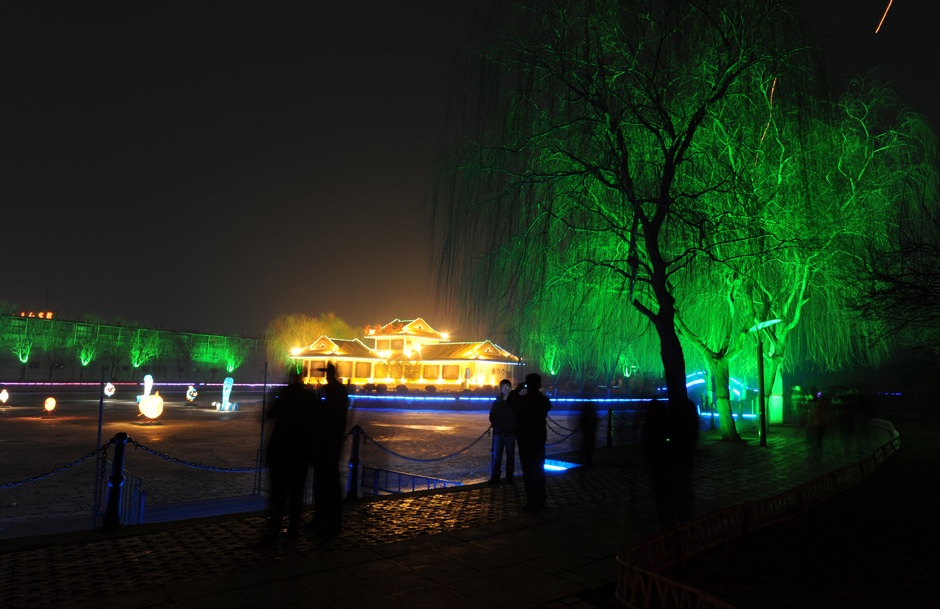 油城夜景无限美，正逢元宵佳节时