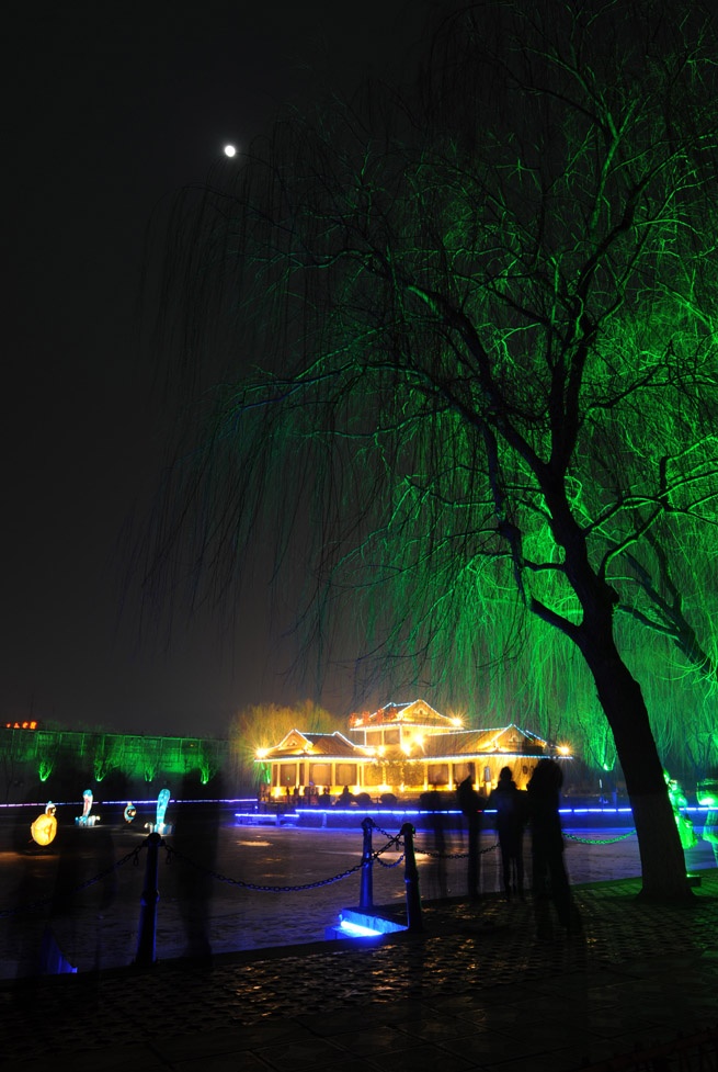 油城夜景无限美，正逢元宵佳节时