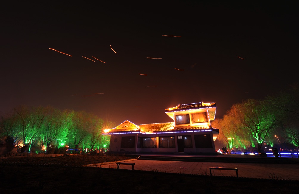 油城夜景无限美，正逢元宵佳节时