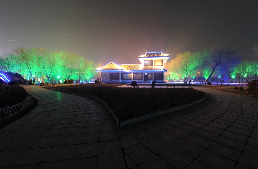 油城夜景无限美，正逢元宵佳节时