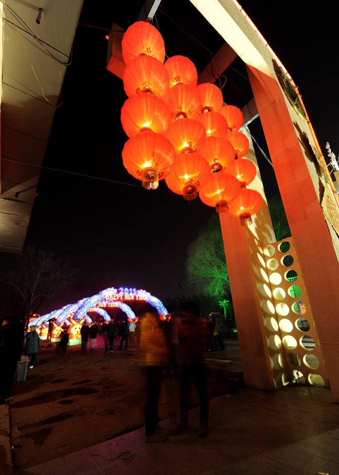 油城夜景无限美，正逢元宵佳节时