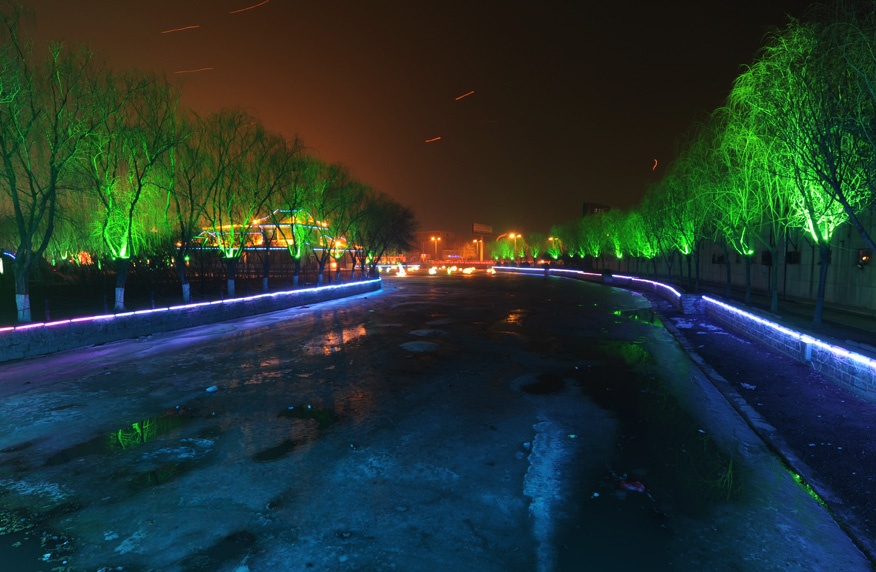 油城夜景无限美，正逢元宵佳节时
