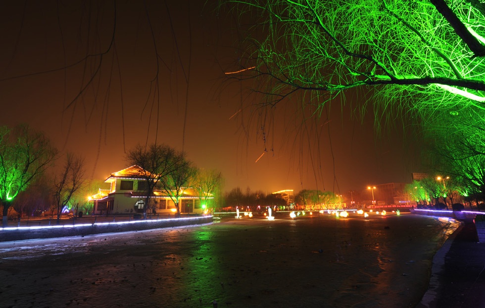 油城夜景无限美，正逢元宵佳节时