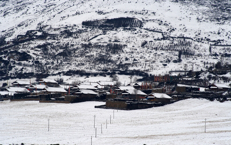 雪后小山村