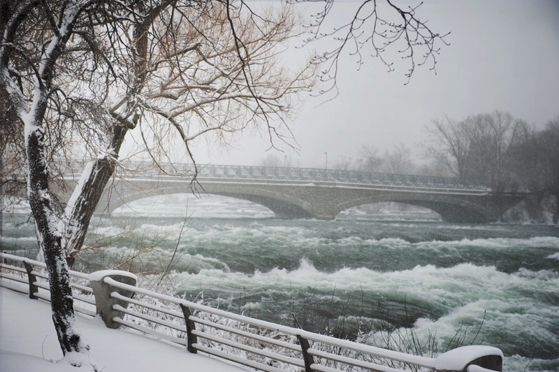 美国之行-----布法罗雪景相比之下比咱们这里要大点，大家下雪也不在房间待着，冒着风险让司机开车上山游览尼鈤加拉大瀑布