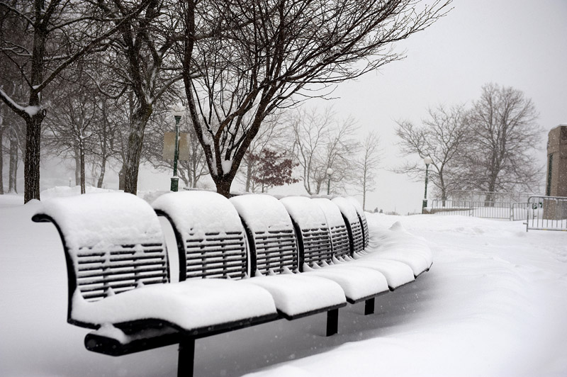 美国之行-----布法罗雪景相比之下比咱们这里要大点，大家下雪也不在房间待着，冒着风险让司机开车上山游览尼鈤加拉大瀑布