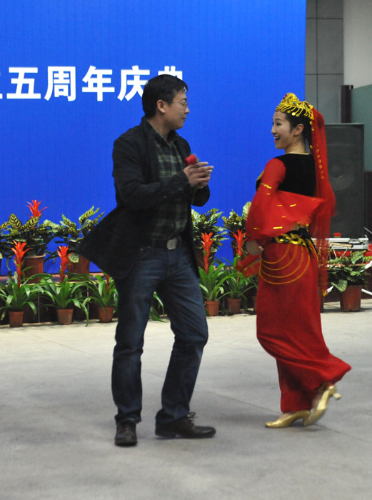 敢与春晚争高下   不向央视让寸分