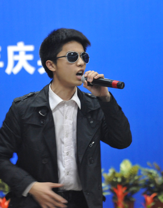 敢与春晚争高下   不向央视让寸分