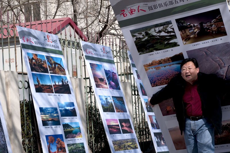 石油人摄影网5周年布展花絮-----2011年3月27号下午在老大四面来风的带领下，几个身强力壮的小伙子辛苦劳动的倩影