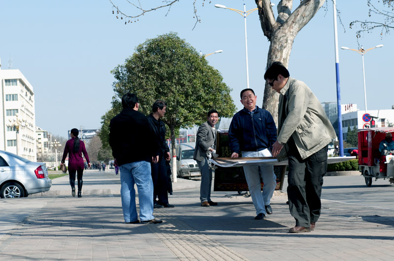 石油人摄影网5周年布展花絮-----2011年3月27号下午在老大四面来风的带领下，几个身强力壮的小伙子辛苦劳动的倩影