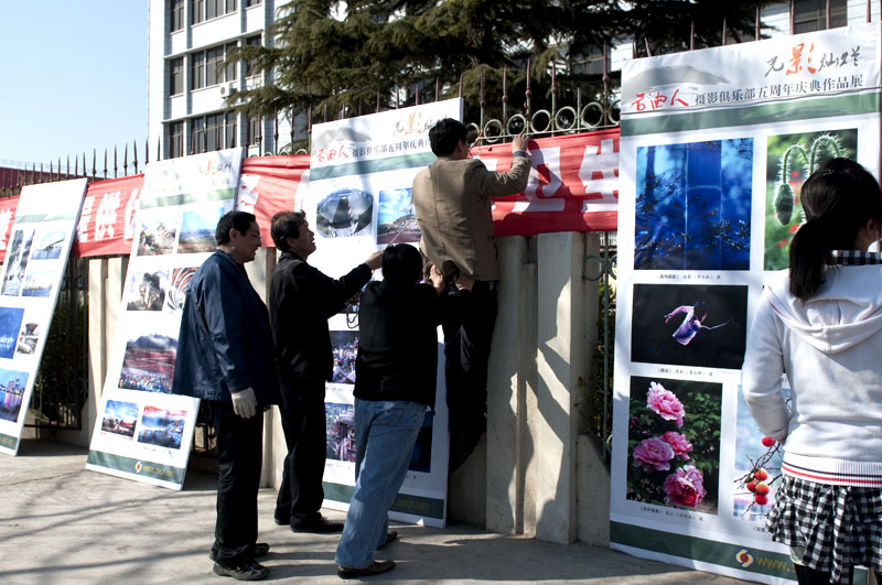 石油人摄影网5周年布展花絮-----2011年3月27号下午在老大四面来风的带领下，几个身强力壮的小伙子辛苦劳动的倩影