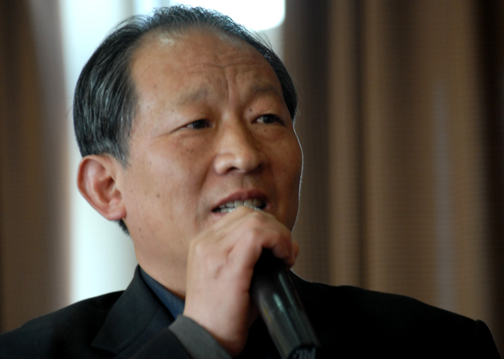 在喜庆的日子里——为摄影人写照