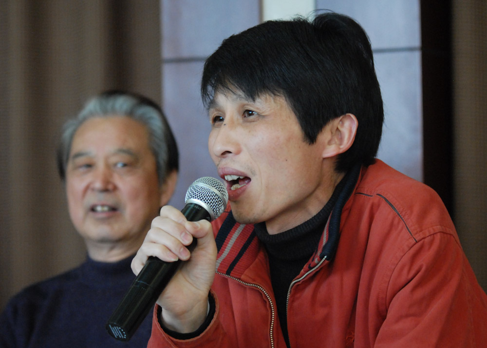 在喜庆的日子里——为摄影人写照
