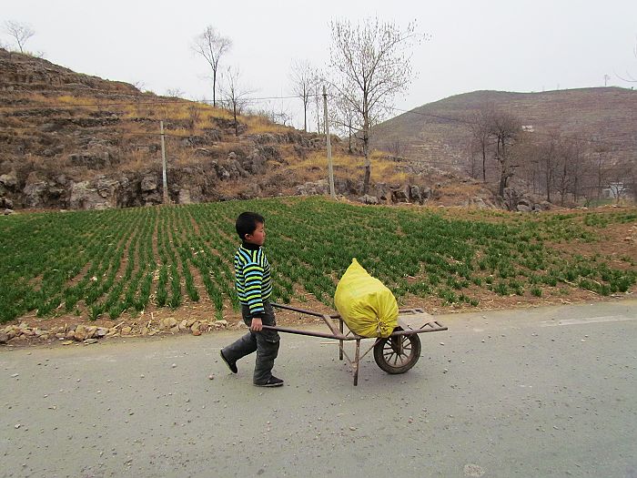 单车戏山间