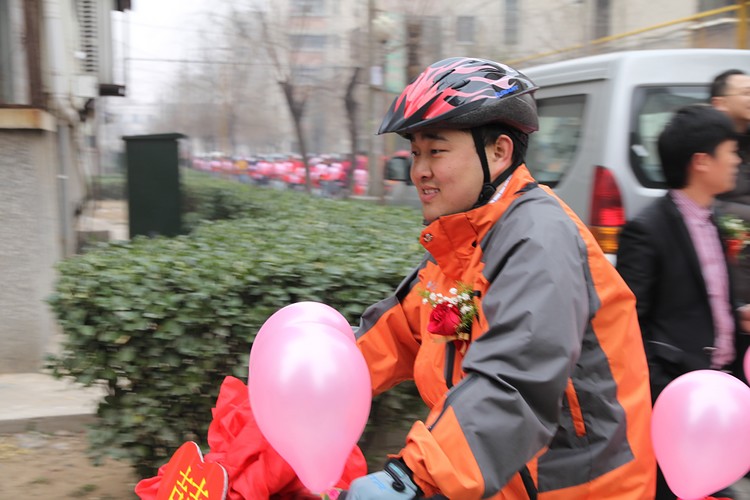 骑车娶新娘