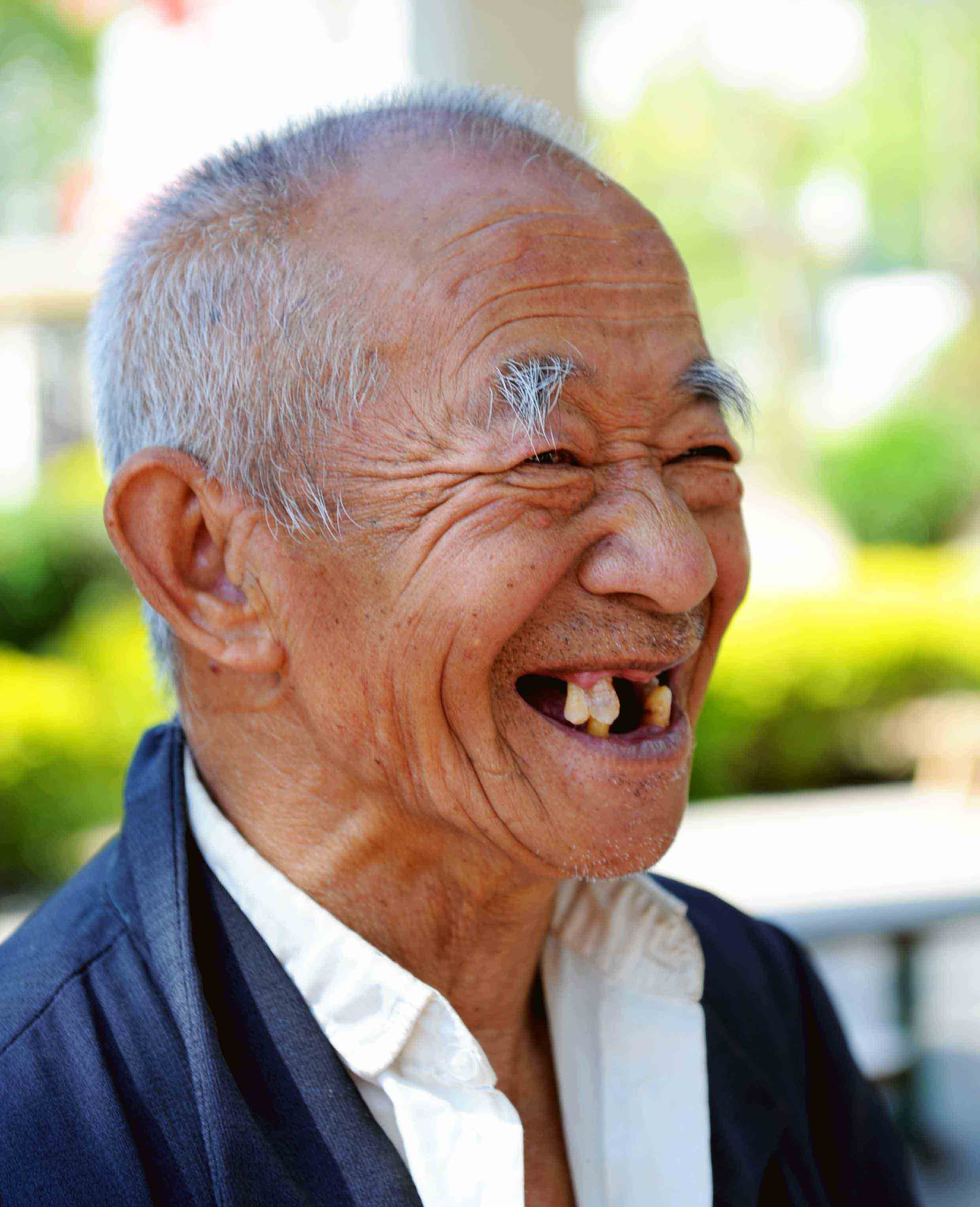老人对夸赞的回敬