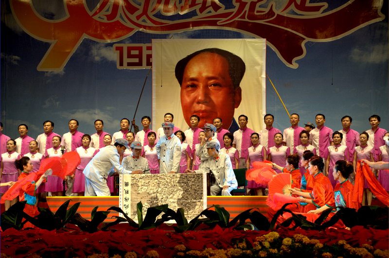 红歌会上展英姿
