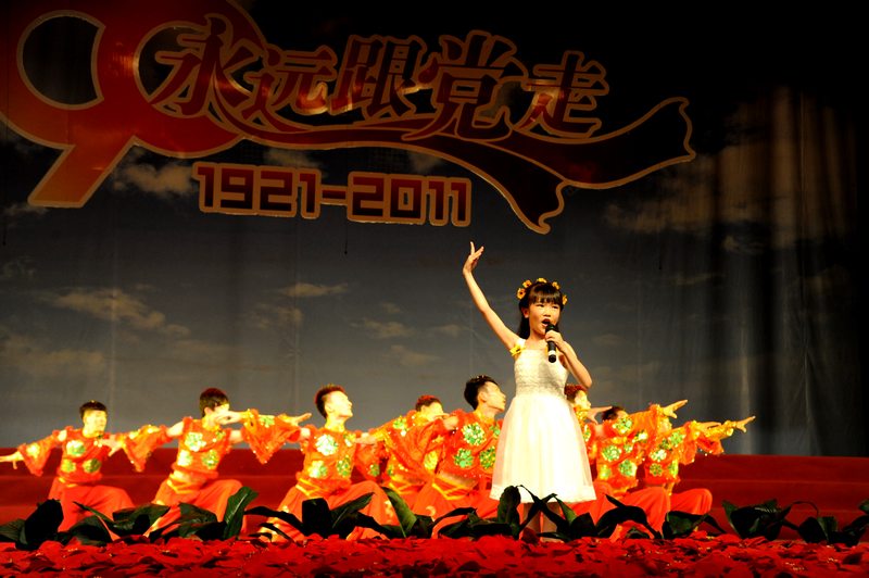红歌会上展英姿