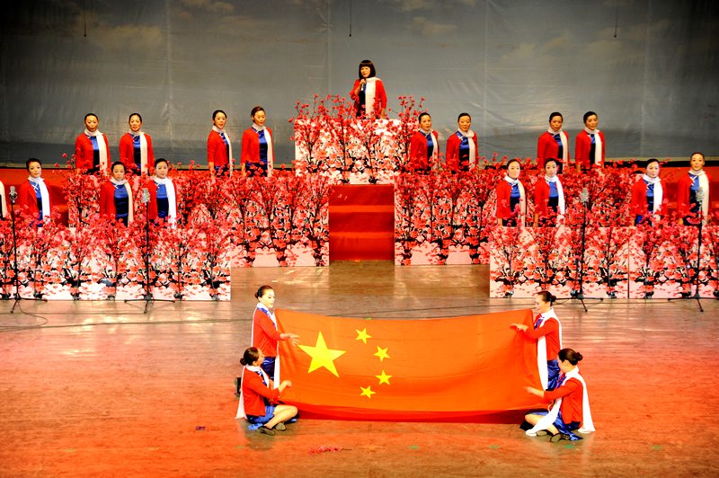红歌会上展英姿