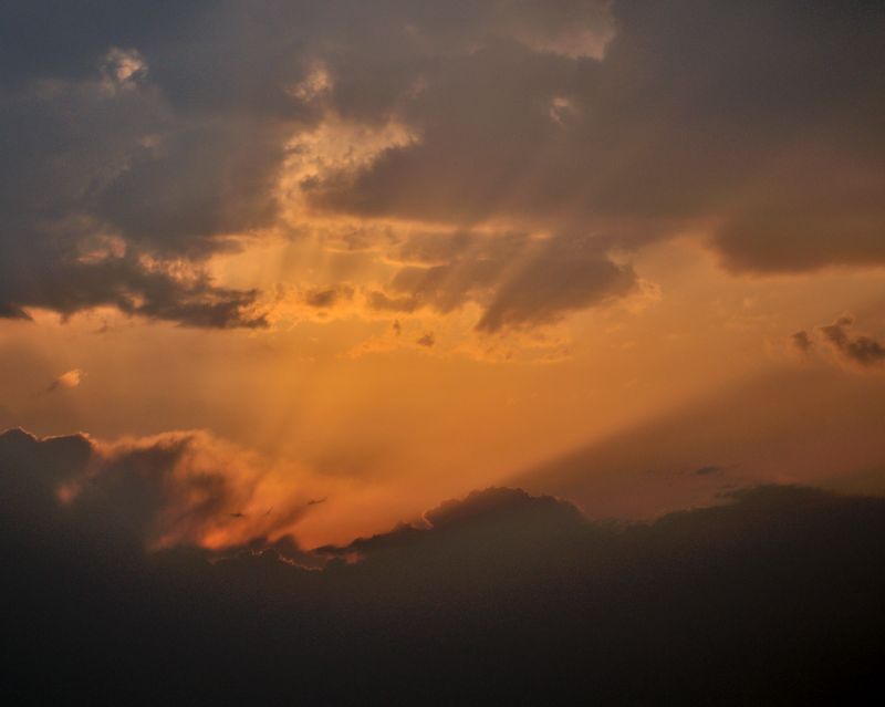 [原创]8日凌晨，被狂风惊醒，发现天空与云层的奇妙组合，手痒，拍摄几张。