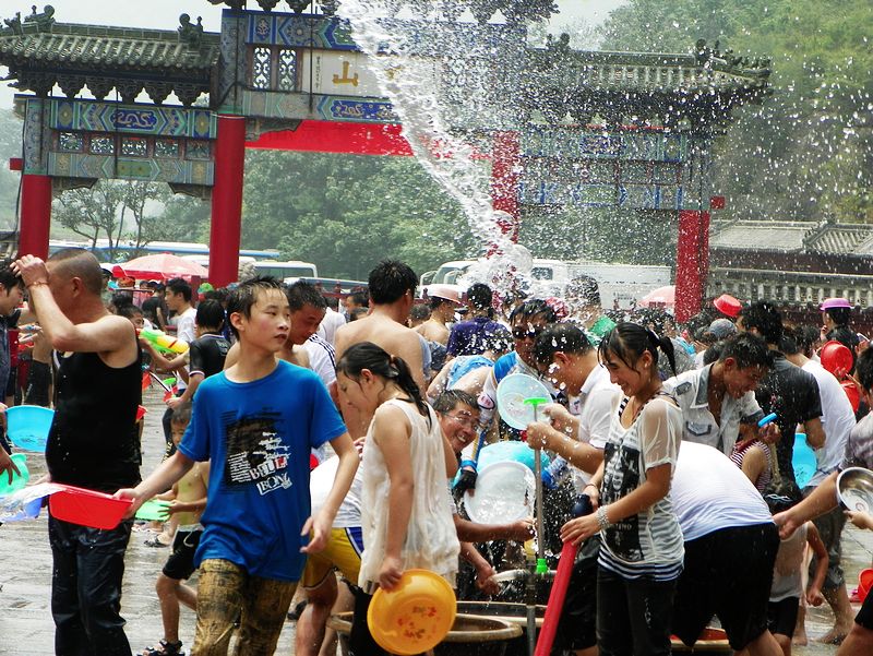 欢乐的泼水节