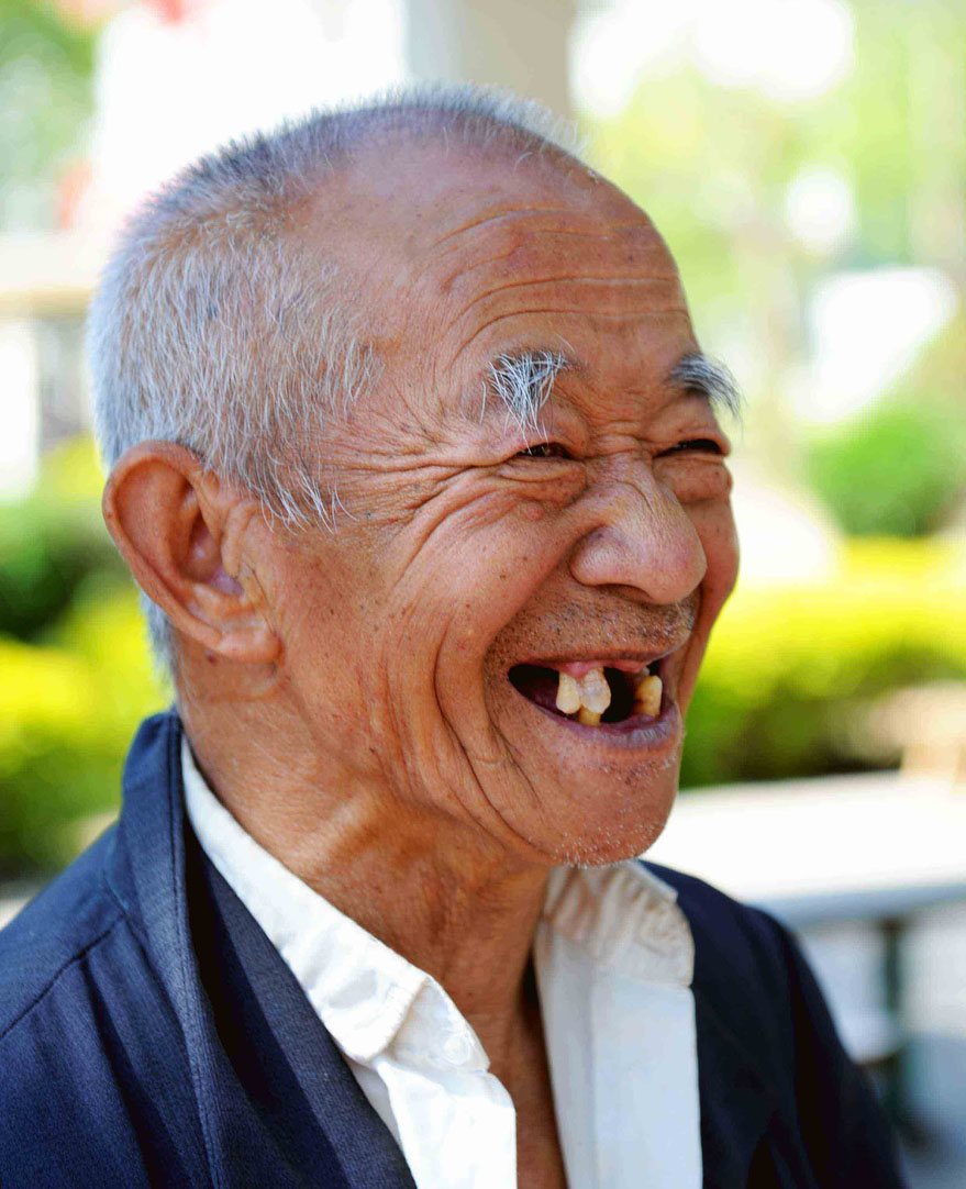 老人开心的笑