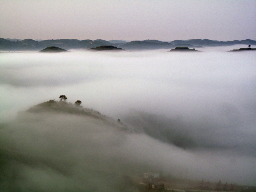 陕北油区晨雾
