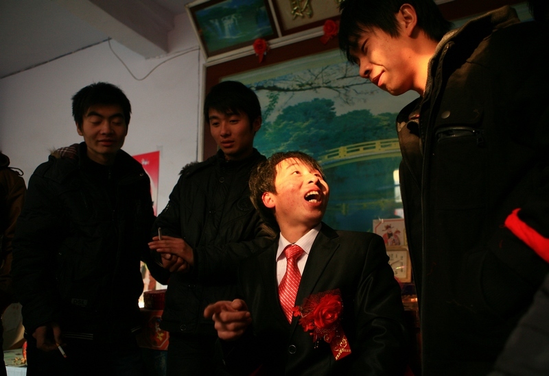 山村婚礼真热闹！