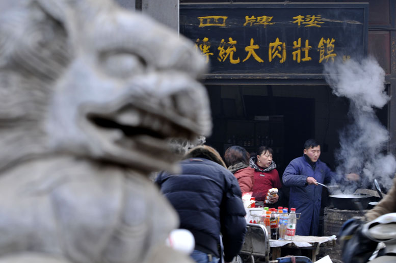 迎龙年扫街在老城